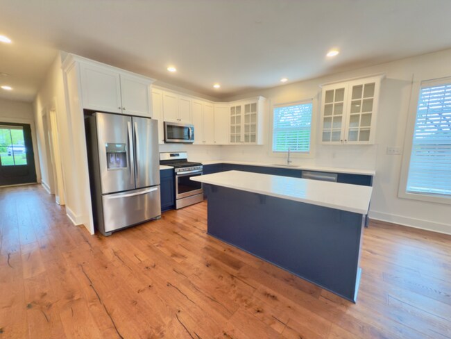 Foto del edificio - Beautiful 3 bed 3 bath WALKABLE to restaur...
