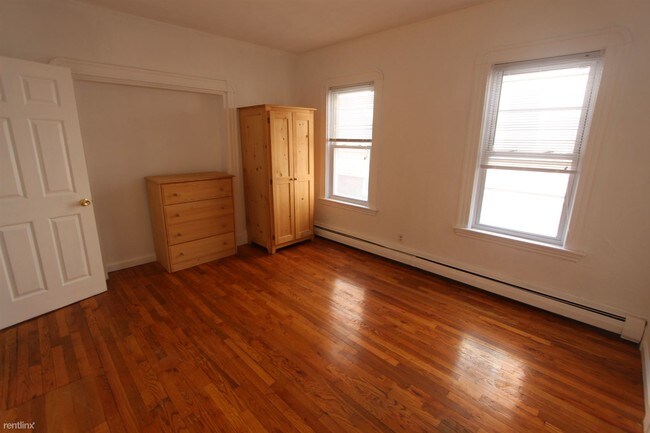 Building Photo - 30 Charnwood Rd