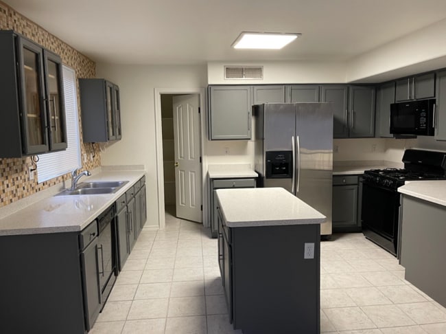 Building Photo - 3 Bed/2.5 Bath 2-Level Home with Loaded Kitchen! Washer/Dryer! Big backyard!