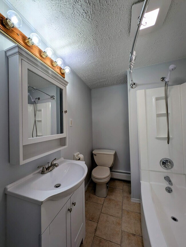 Baño completo - 409 Pennsylvania Avenue