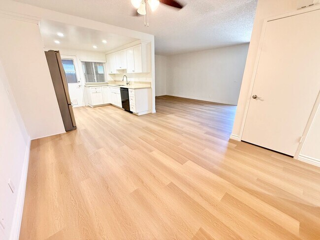 Foto del edificio - 4661 Larwin Ave