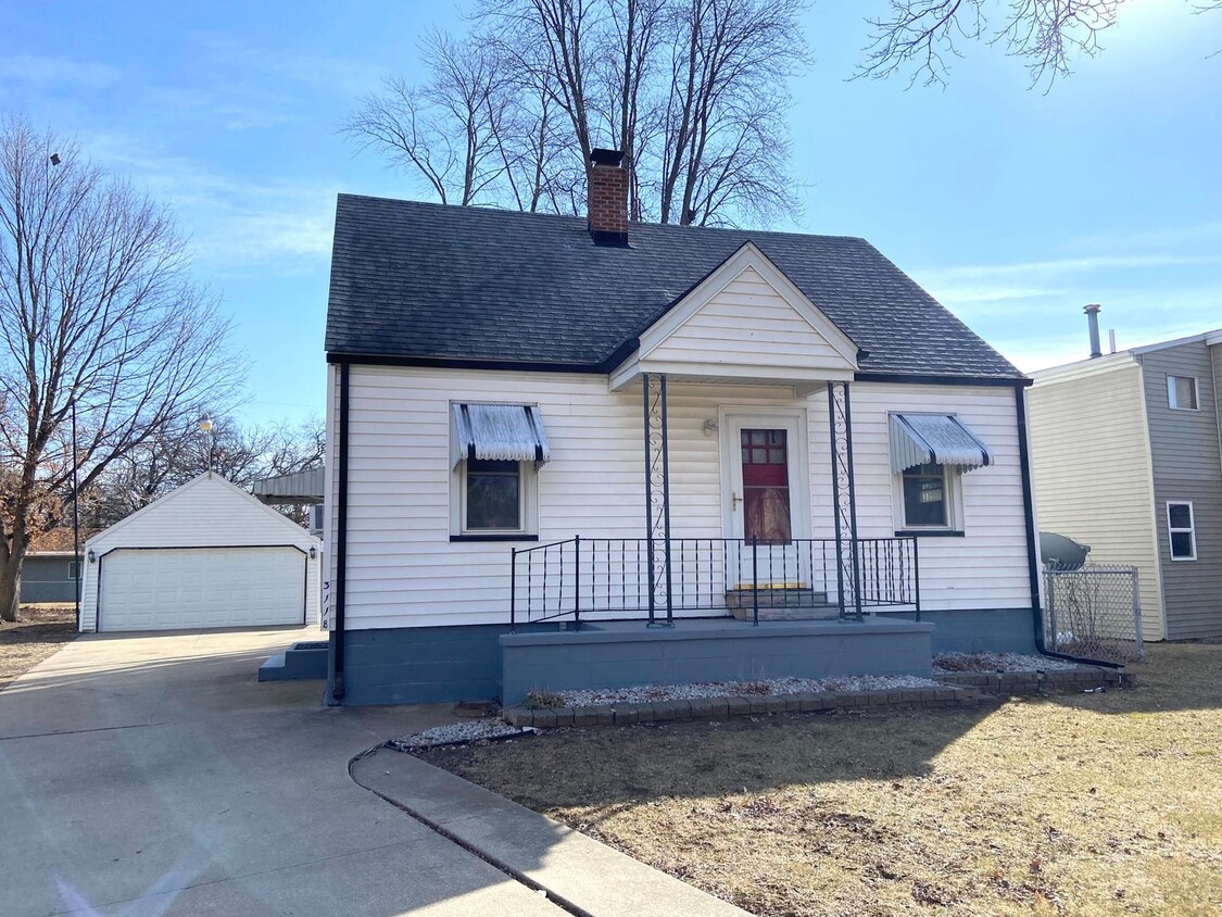 Primary Photo - 2 Bedroom, 1 Bath Home Available in Peoria...