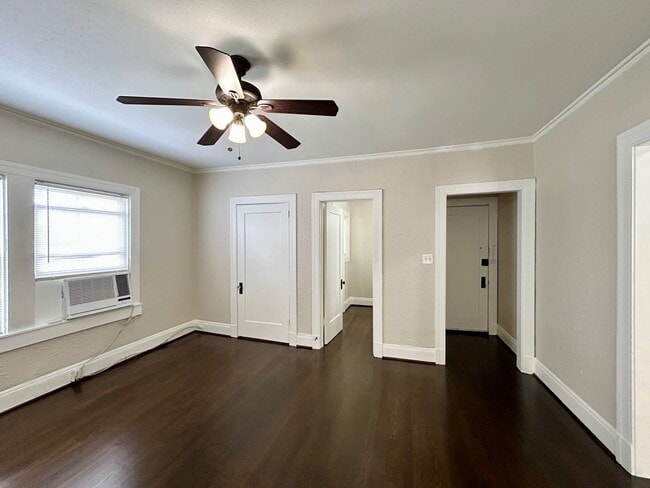 Photo - Adorable Upstairs 1/1 w/ Hardwoods in Small 16 Unit 1920's Complex Apartment