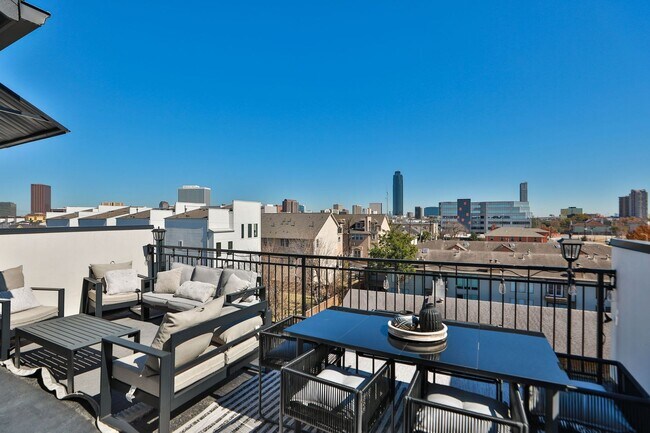 Foto del edificio - 5704 Fairdale Ln