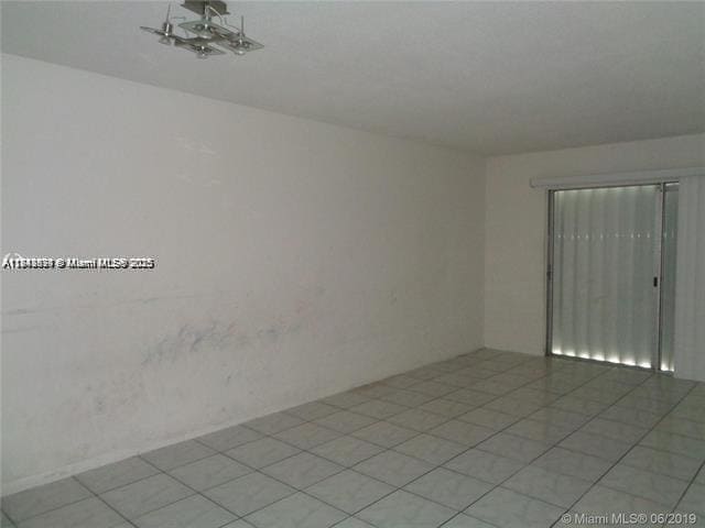 Building Photo - 15225 NE 6th Ave