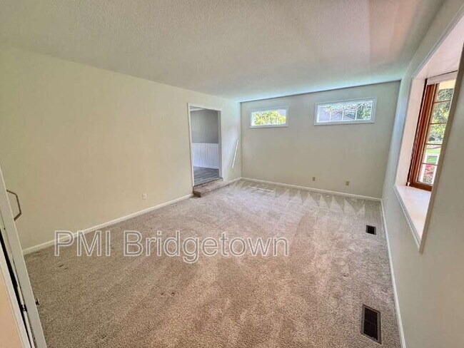 Building Photo - 11814 SW Dickinson Ct