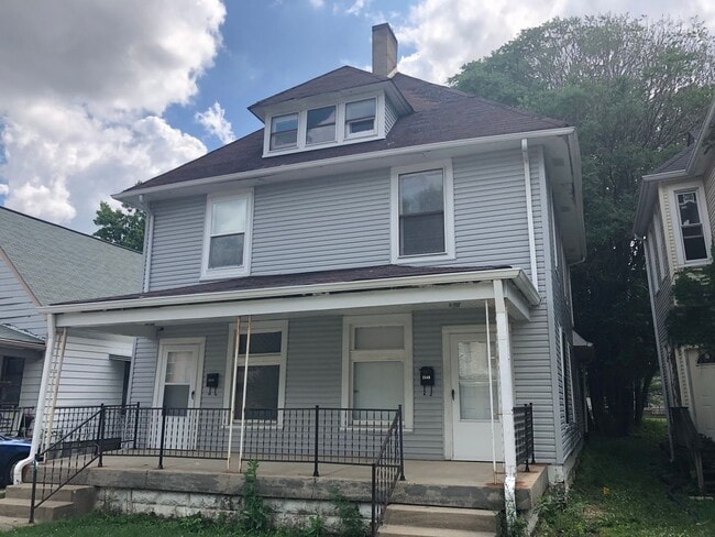 Building Photo - Spacious 2 Bedroom Half Double
