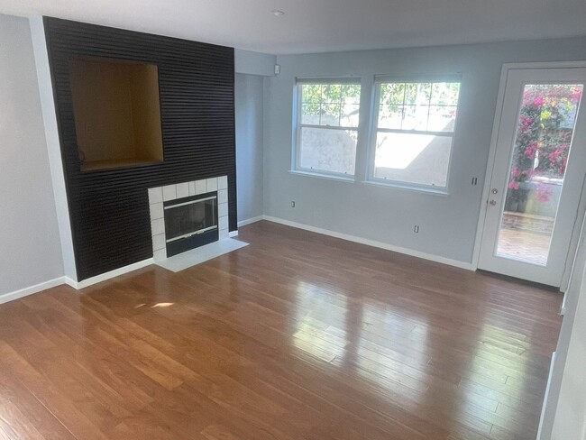 Foto del edificio - $3,590-GORGEOUS REMODELED 3 BEDROOM GLENMO...