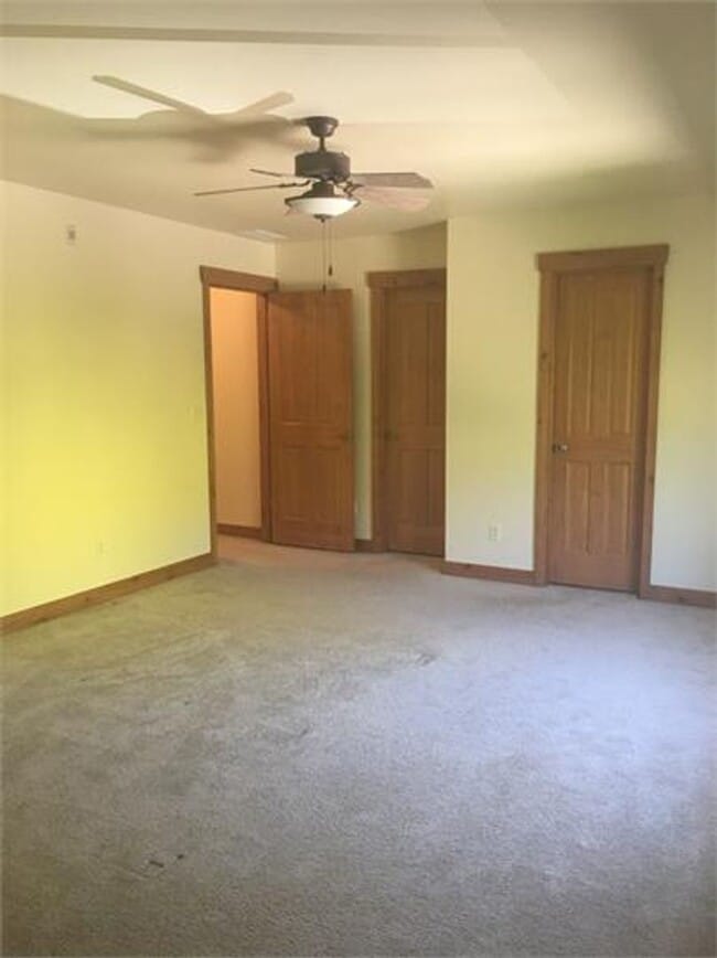Building Photo - Spacious 3-Bed Townhome in West Glenwood