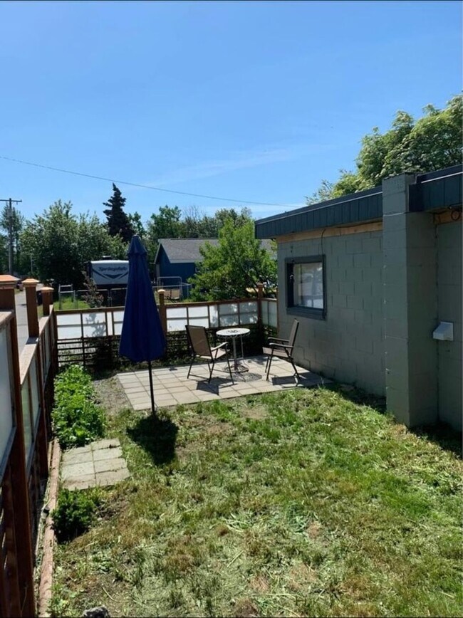 Building Photo - Downtown Fully Furnished One Bedroom