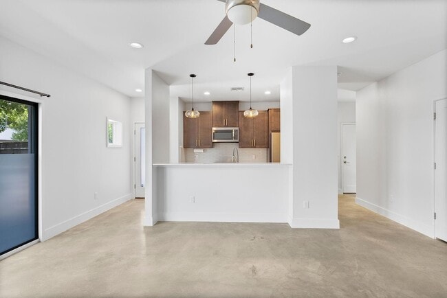 Building Photo - 2101 Montopolis Dr