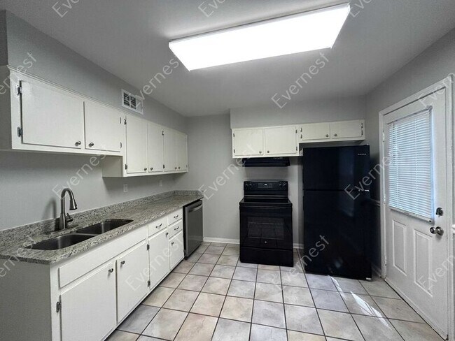 Building Photo - 8082 Oakbrook Dr