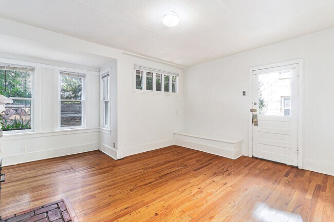 Foto del edificio - AVAILABLE NOW! The Cottage Secluded Oasis on University Hill