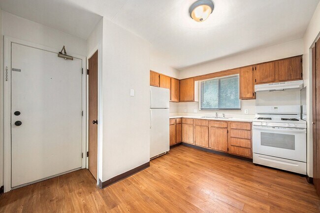 Building Photo - Maple Leaf Apartments