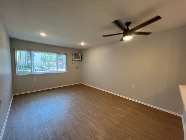 Interior Photo - 5405 Lindley Avenue