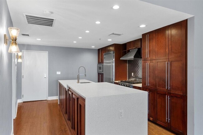 Foto del edificio - 1120 E Kennedy Blvd