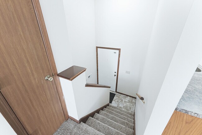 Building Photo - 4 Bed 2 Bath 1 Garage Townhome