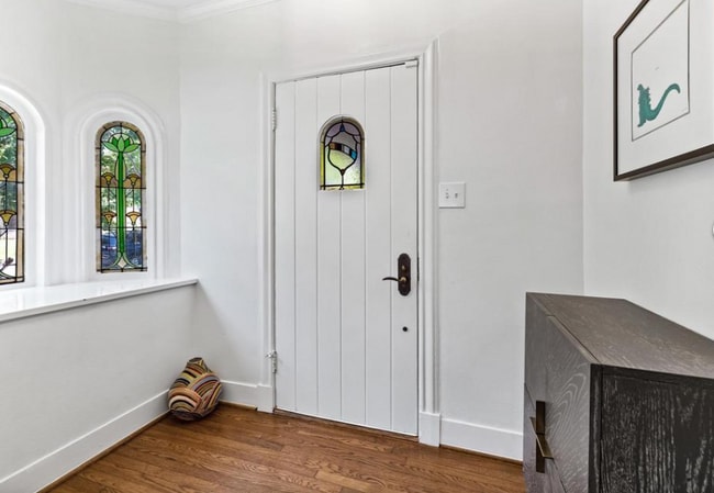 Entryway with stained glass - 5402 Mercedes Ave