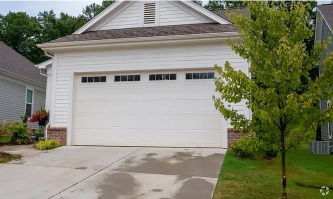 Building Photo - 425 Live Oak Dr