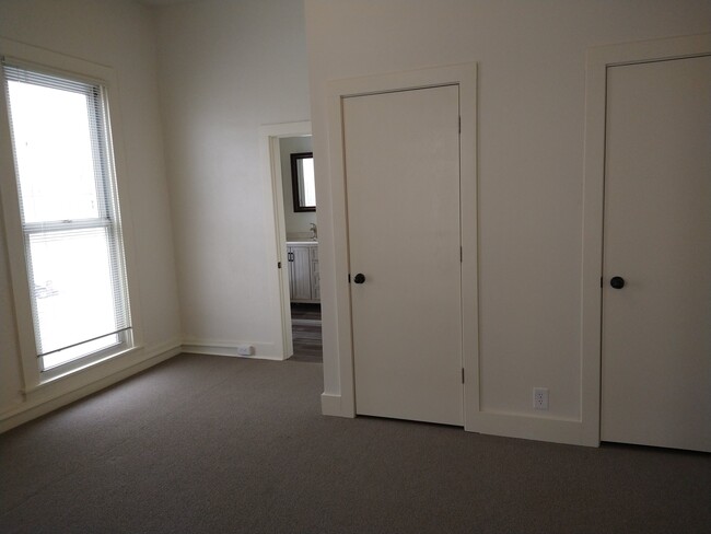 Large and sunny bedroom - 106 S 16th St