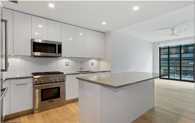 Foto del edificio - 1 Bed Plus Den 1 Bath! Pets Welcome! Pool!