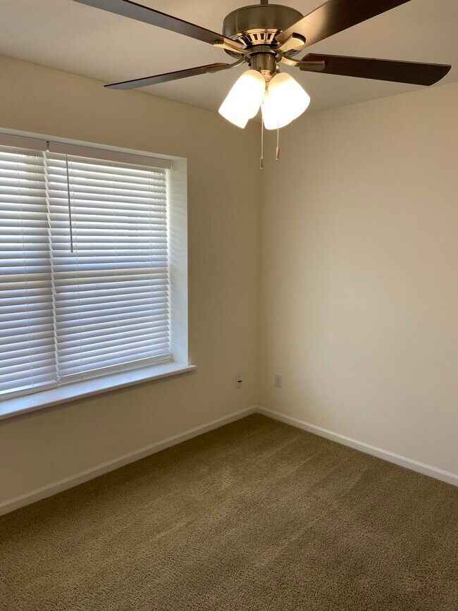 Foto del edificio - 1621 Juniper Dr