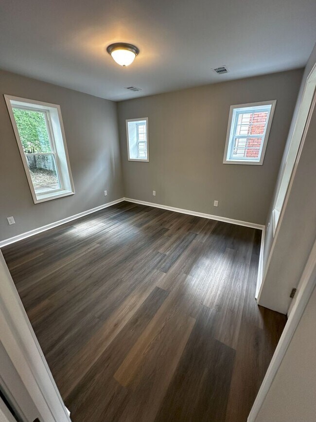 Foto del edificio - For Rent: Beautifully Renovated 2 Bed / 1 ...