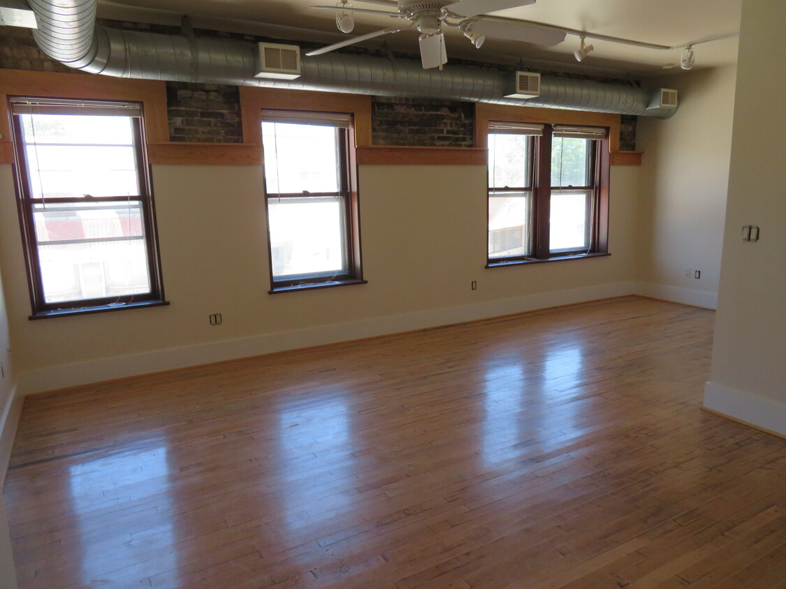 Foto principal - 913 Milwaukee Ave