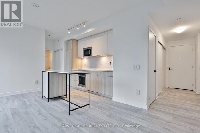 Photo du bâtiment - 215 Lakeshore Rd W