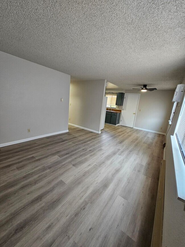 Building Photo - Cute Duplex! One car garage in great locat...