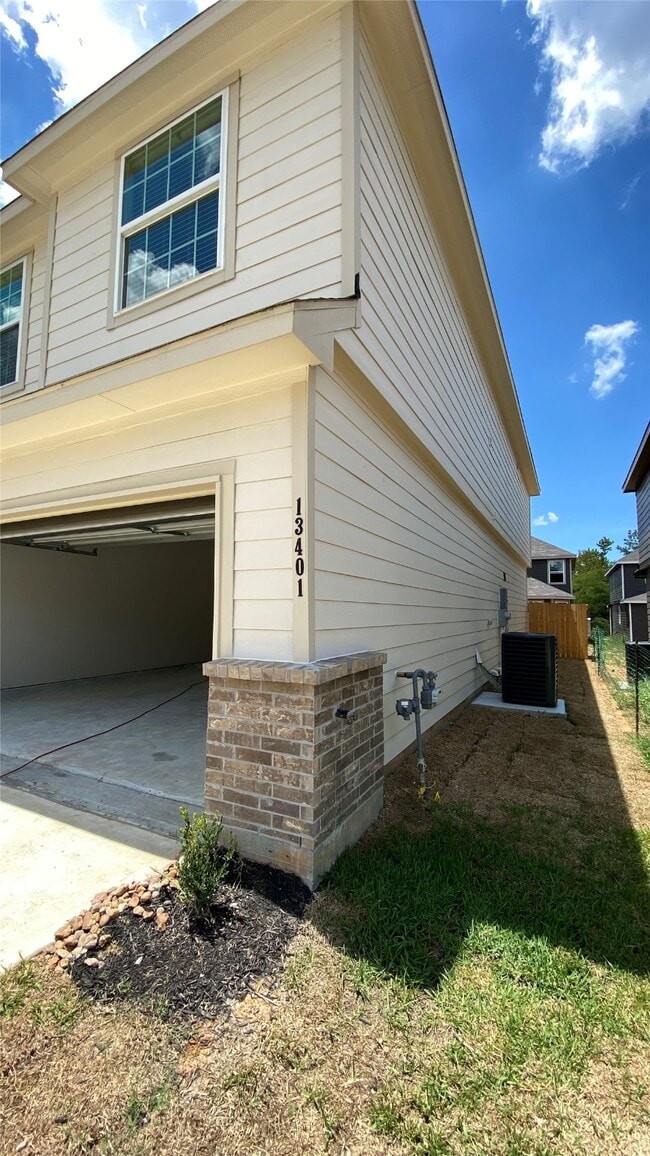 Building Photo - 13401 Cannon Crk Ct