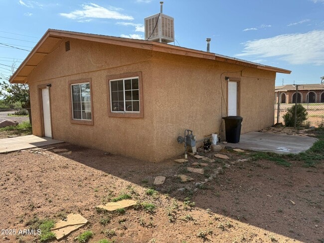 Foto del edificio - 2484 N Sulphur Springs St