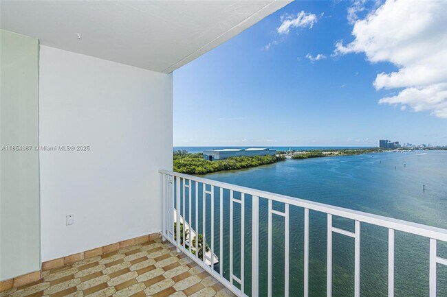 Building Photo - 500 Bayview Dr