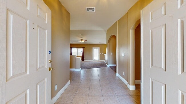 Building Photo - One Story Home Near Beautiful Mountain's Edge Community