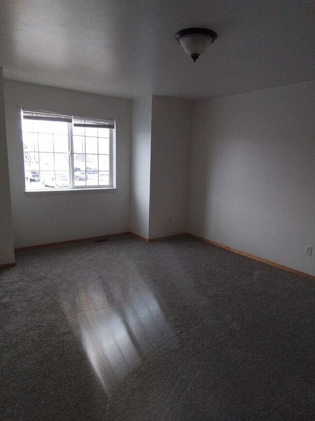 Building Photo - Great property 3bed, 2bath,