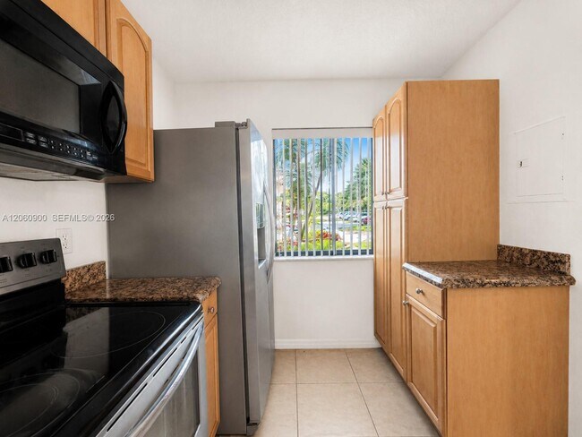 Building Photo - 6585 Somerset Dr