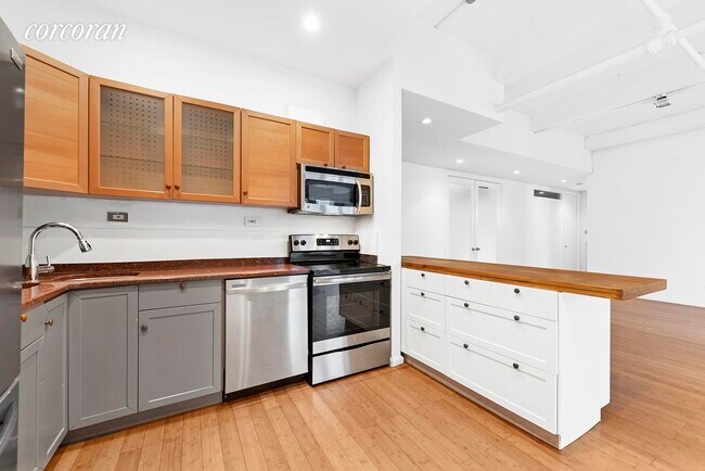 Building Photo - 208 W 30th St