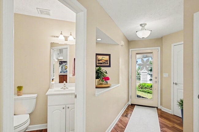 Building Photo - 850 Pinnacle Run Dr SE