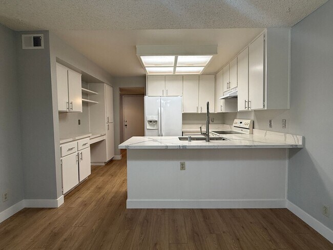 Foto del edificio - Clean and Spacious 3 Bedroom 1.5 Bath Townhouse Just Steps from Martial Cottle Park!