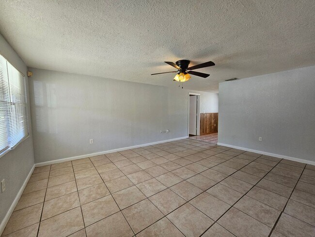 Building Photo - Adorable 3 Bedroom, 1 Bath Home available ...
