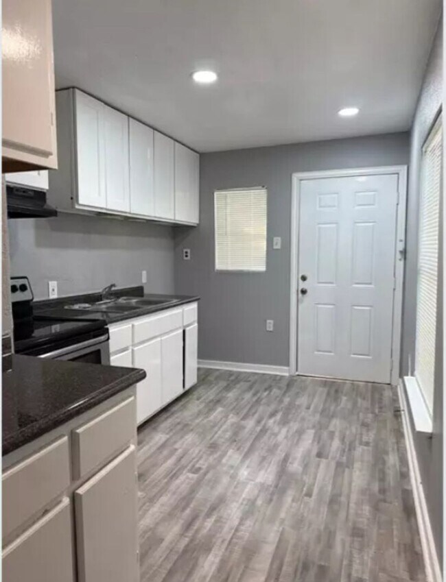 Building Photo - Cute and Cozy 2 Bedroom Ready for Move-in ...