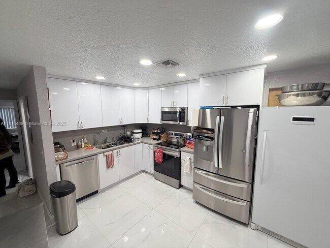 Foto del edificio - 3330 NW 17th Ct