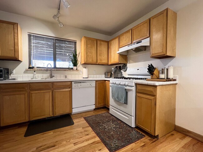 Foto del edificio - Spacious 4 Bed/3.5 Bath in Boulder - Available July 6th!