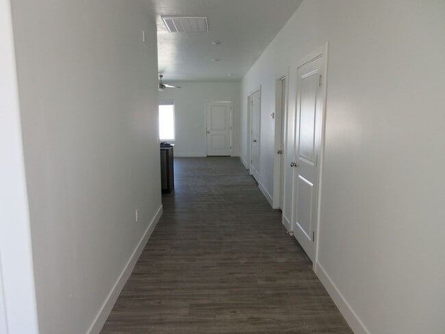 Building Photo - **Pending Application** 3 bed, 2 Bath, Twi...