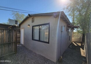 Building Photo - 2135 W Hadley St