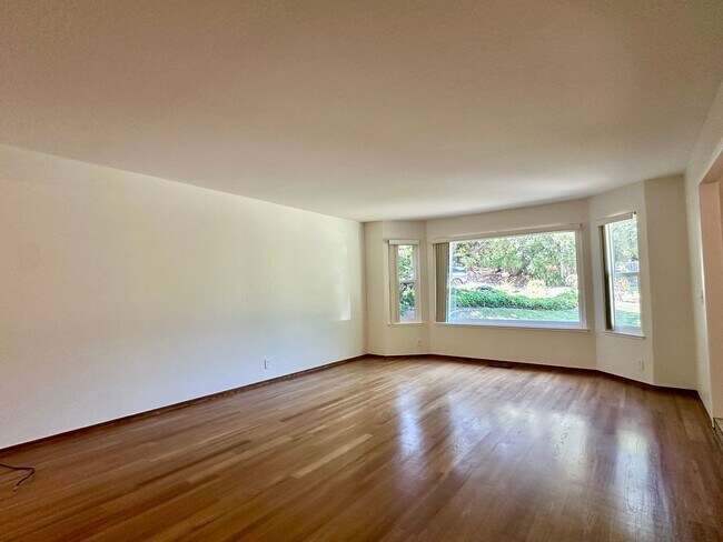 Foto del edificio - 4 Bedroom Home + Den in Saratoga!