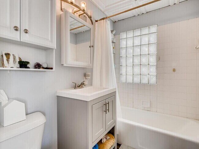 Foto del edificio - "Charming 2-Bed Retreat on Laurel Ave – Spacious 825 Sq Ft in Minneapolis!" 6/5/2026
