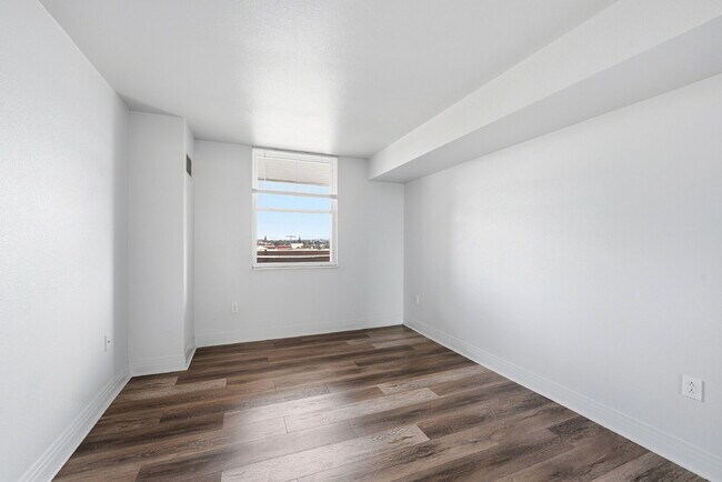 Foto del edificio - $1,545.95 with Free the first month's rent, 1 Bed - 1 Bath, Condo in Denver with Washer and Dryer!