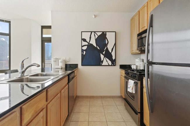 Building Photo - 335 N Desplaines St