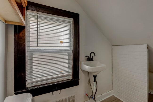 Building Photo - 7006 Toepfer Rd